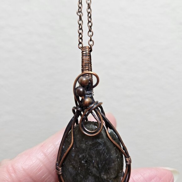 Handmade Copper Wire Wrapped Labradorite Pendant with Copper beads - Picture 5 of 10